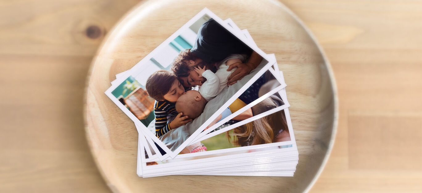 Une collection de photos sur un plateau en bois montrant des moments affectueux.