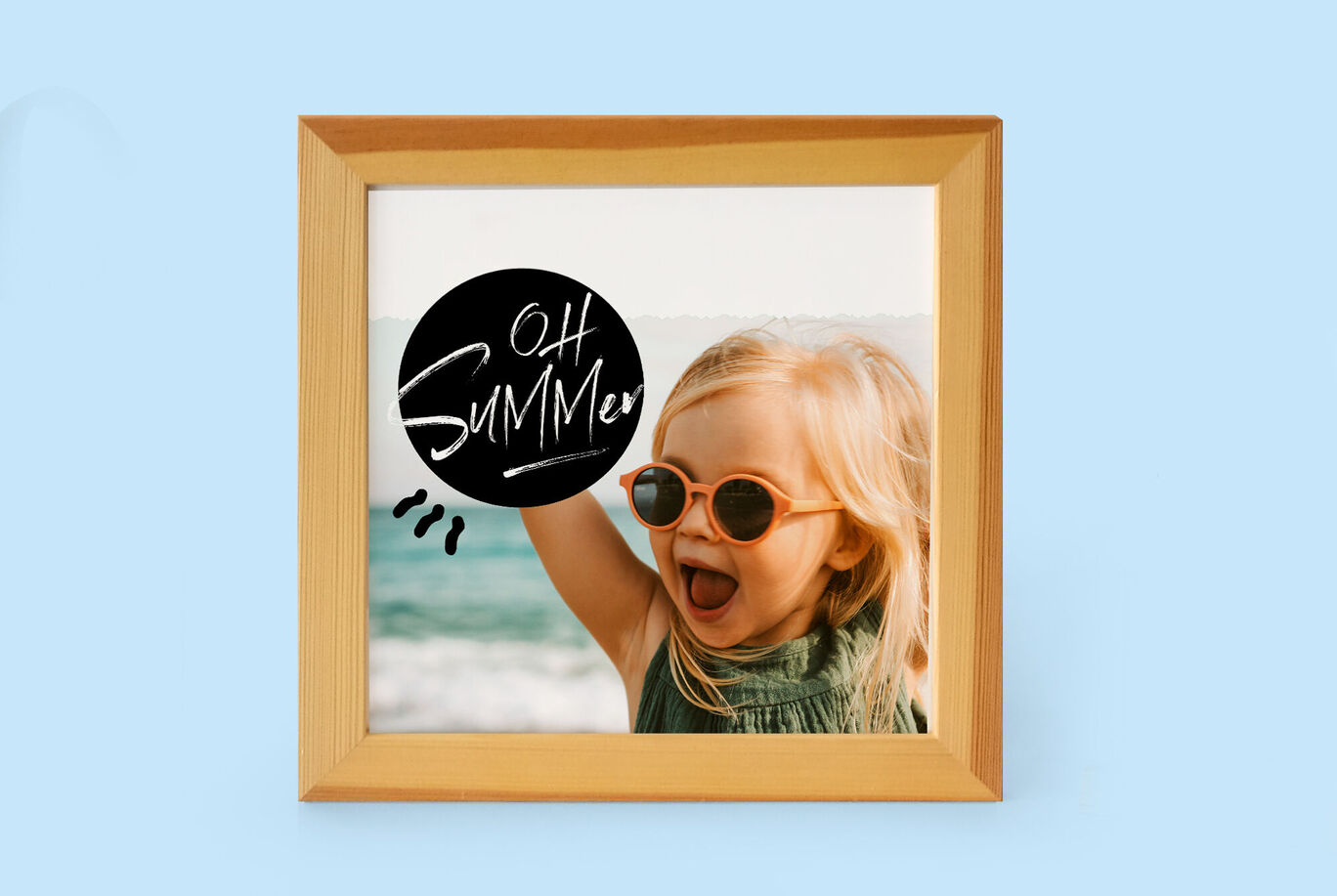 Une fille aux cheveux blonds tenant un badge d'été devant un fond artistique sur la plage.