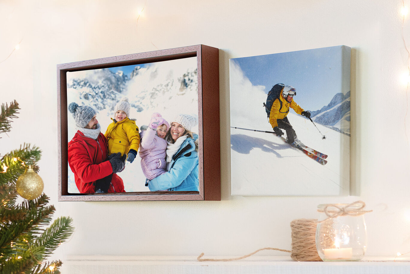 2 photos sur toile accrochées au mur à côté d'un sapin décoré