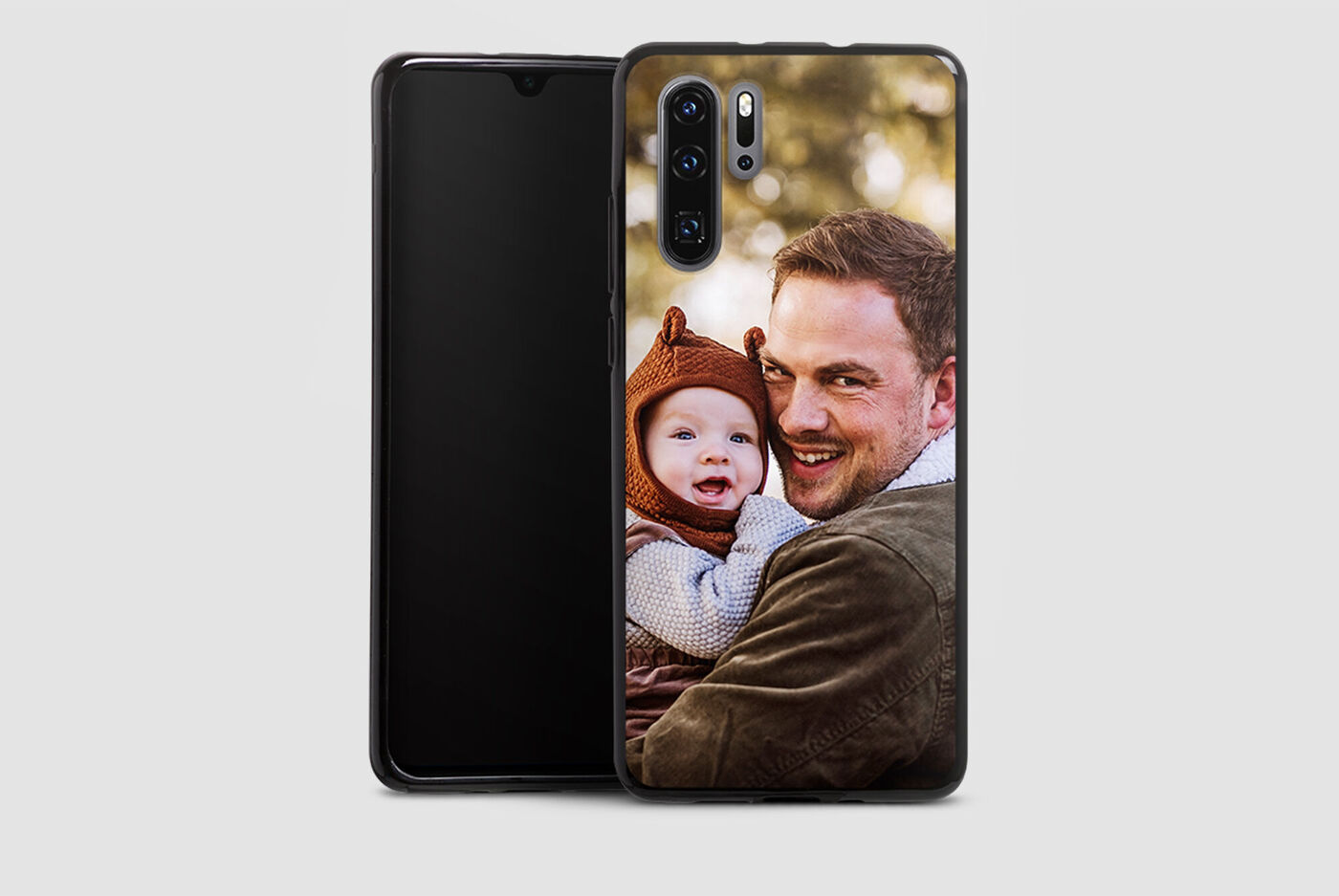 Une belle photo montre une personne tenant un bébé dans des gants marron avec tendresse. Arrière-plan flou.