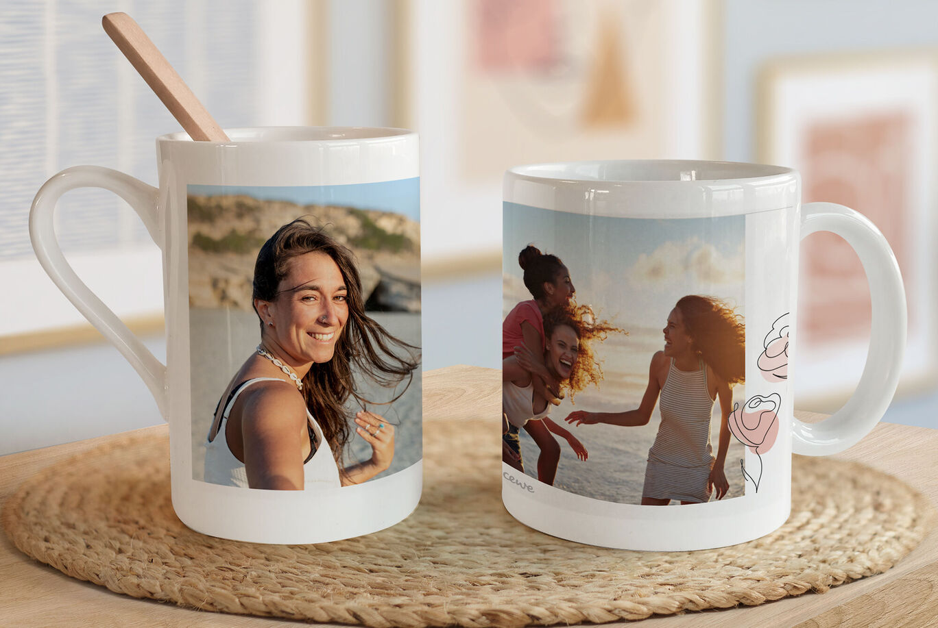 Deux tasses personnalisées avec photos et une cuillère en bois.