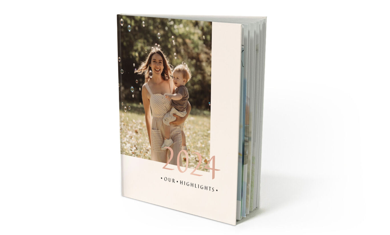 Modèle d'album photo de l'année avec 2024 en relief