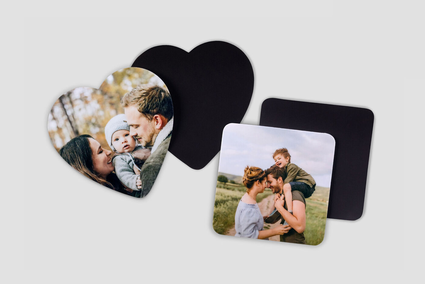 Deux porte-clés photo en forme de cœur et un porte-clé carré avec une famille heureuse dans un champ