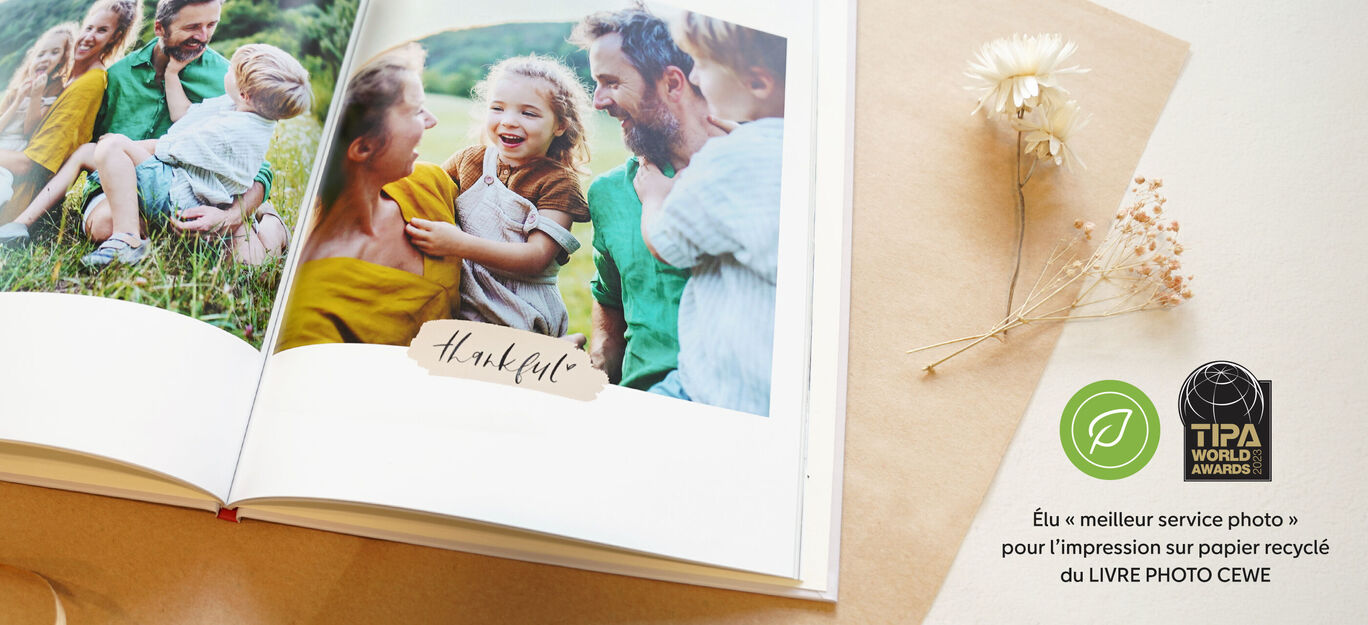 Deux enfants s'enlacent dans un album CEWE, plein de souvenirs joyeux.