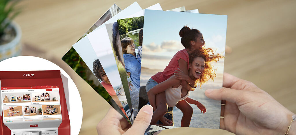 Des mains tiennent plusieurs impressions photo montrant des souvenirs joyeux, dont un couple dans la rue et une personne à la plage, avec en arrière-plan un service d'impression CEWE.