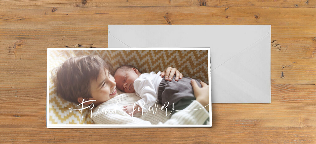 Une image touchante d'une mère câlinant son bébé.