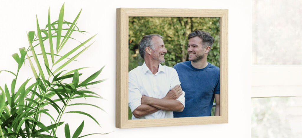 Une belle tableau avec deux personnes souriant fièrement à la caméra, entourées de verdure. Parfait pour les souvenirs.