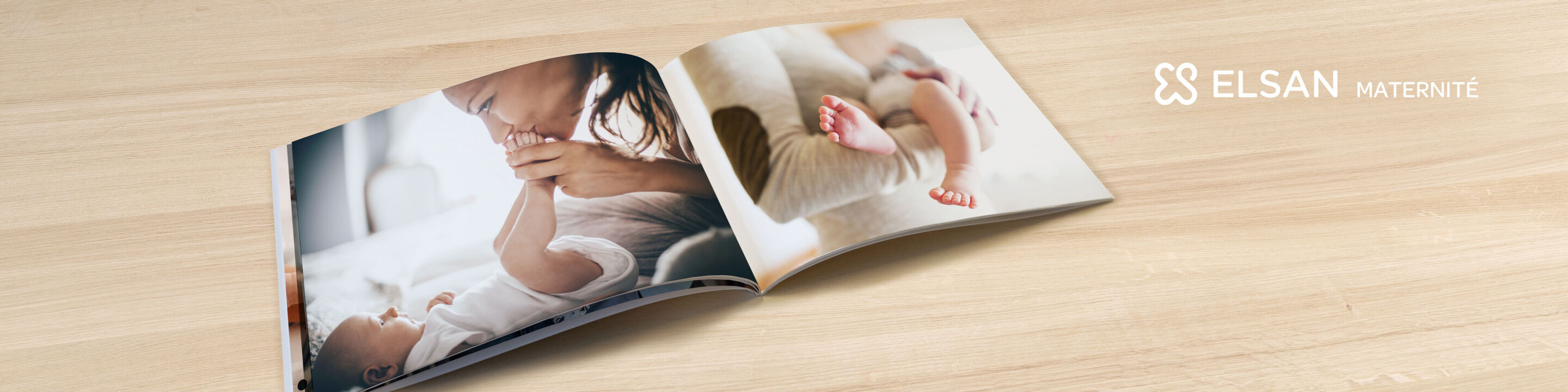Une mère aimante tient son bébé dans ses bras en lui donnant un bisou. Sur la table, un album photo ouvert montre des moments de détente.