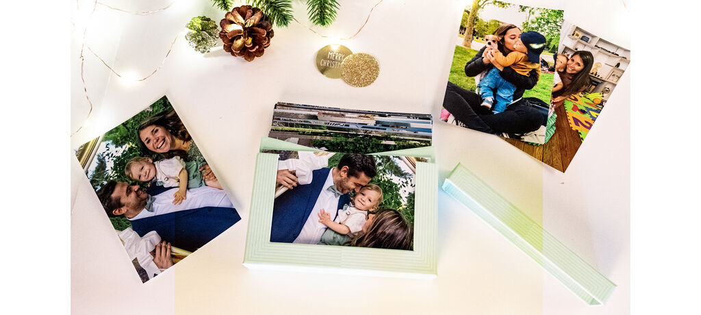 Quelques superbes photos sont sur une table. Elles montrent des moments heureux avec la famille.