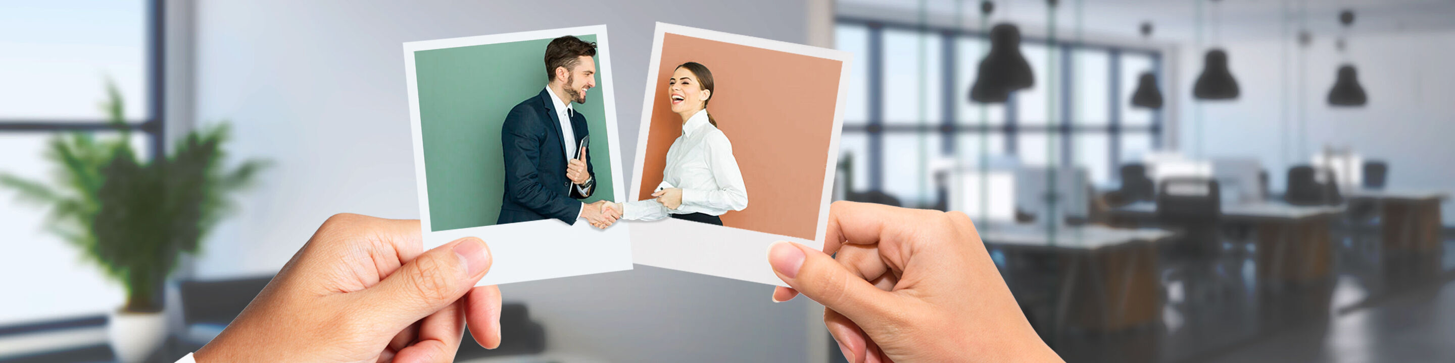 Deux personnes tenant des photos avec échanges heureux dans un bureau moderne