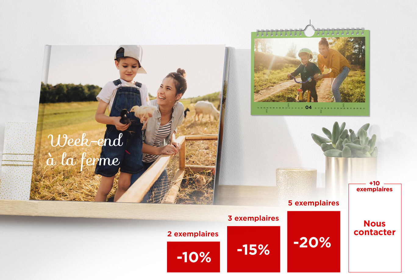 Un album photo intitulé "Weekend à la ferme" et un calendrier photo, tous deux sur une table. En arrière-plan, une femme et un enfant avec un mouton.