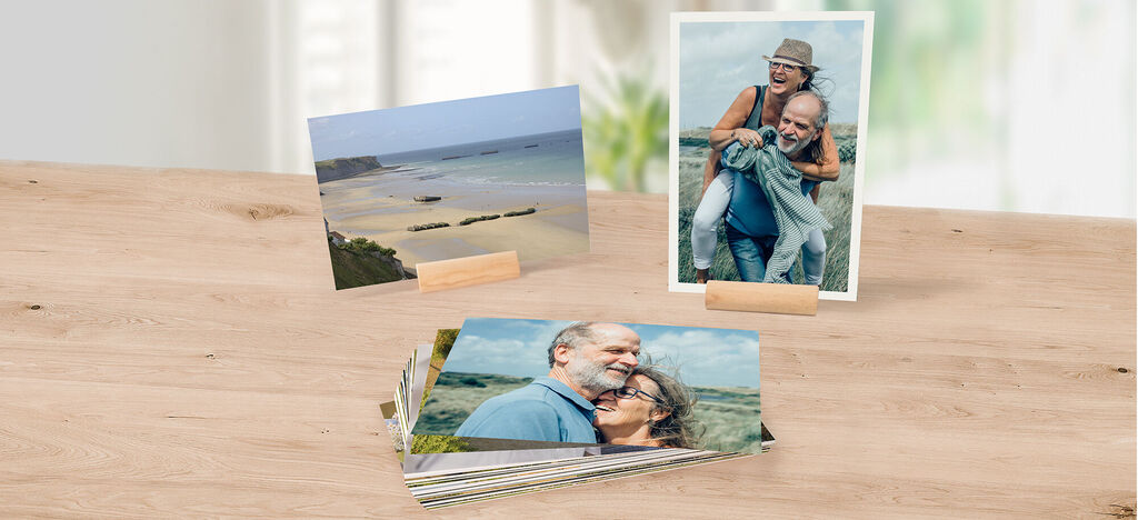 Un livre photo affectueux avec des souvenirs de moments romantiques, posé sur une table entourée de photos.