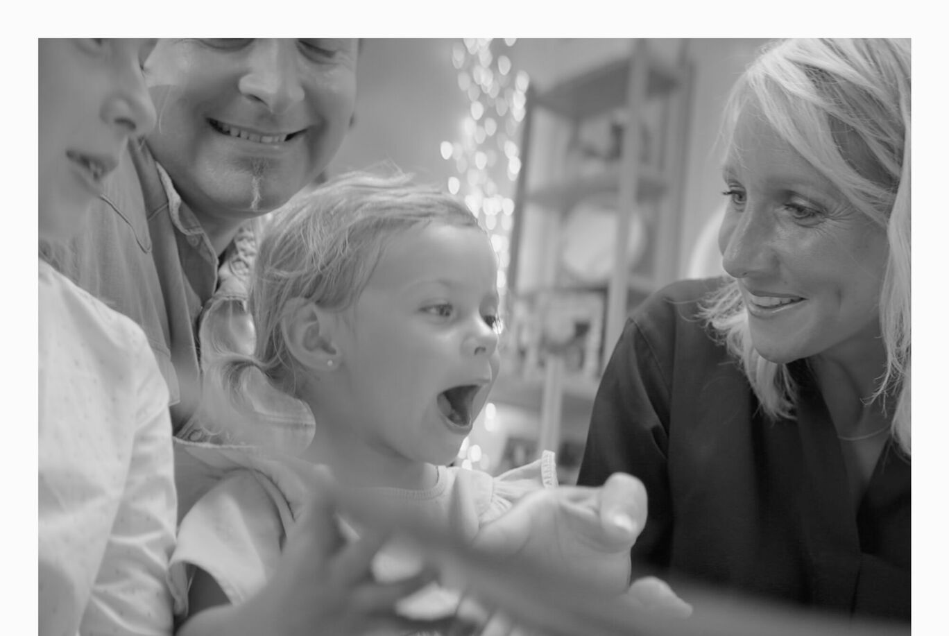 Une famille aimante profite de moments ensemble en regardant un album plein de souvenirs