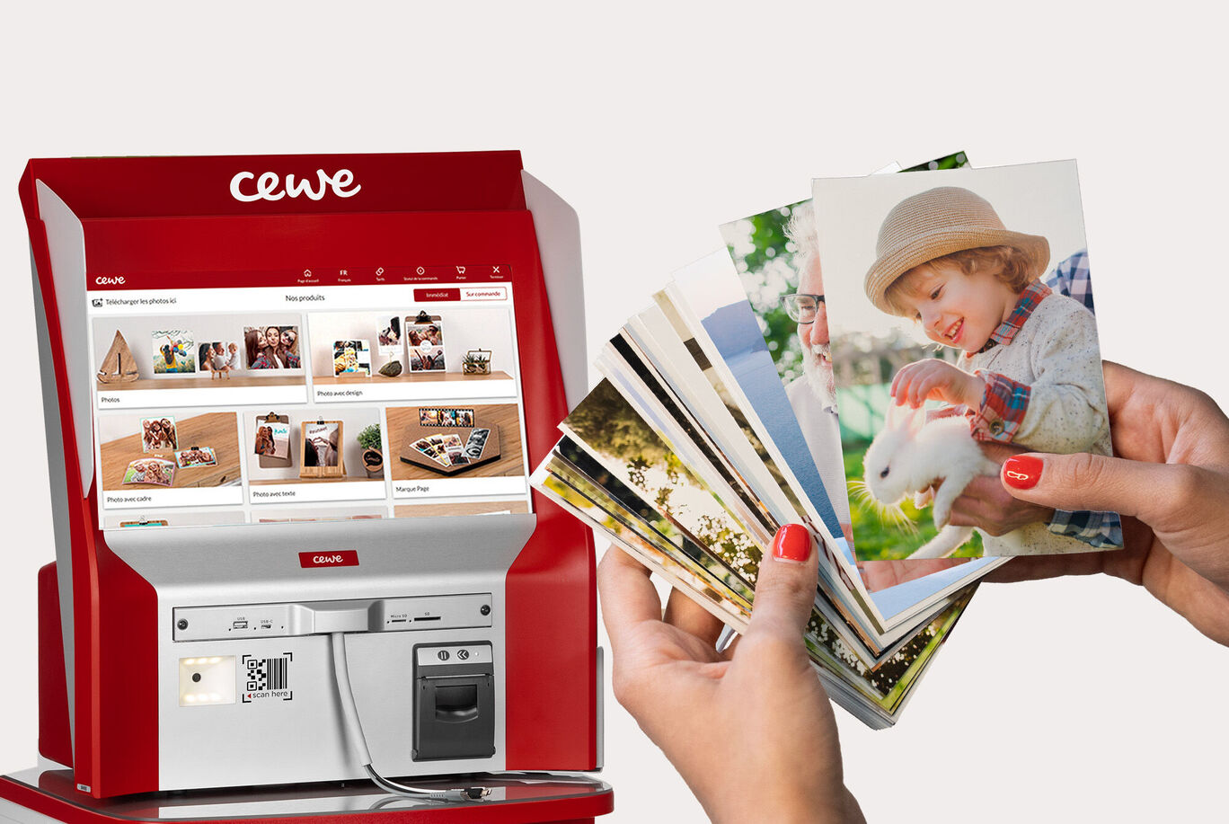 Impression photo sur borne CEWE en magasin avec tirages photo tenus en main
