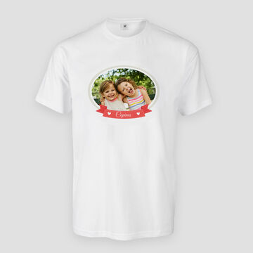 Deux enfants heureux sur un T-shirt. Ils rient et passent un bon moment ensemble en plein air.