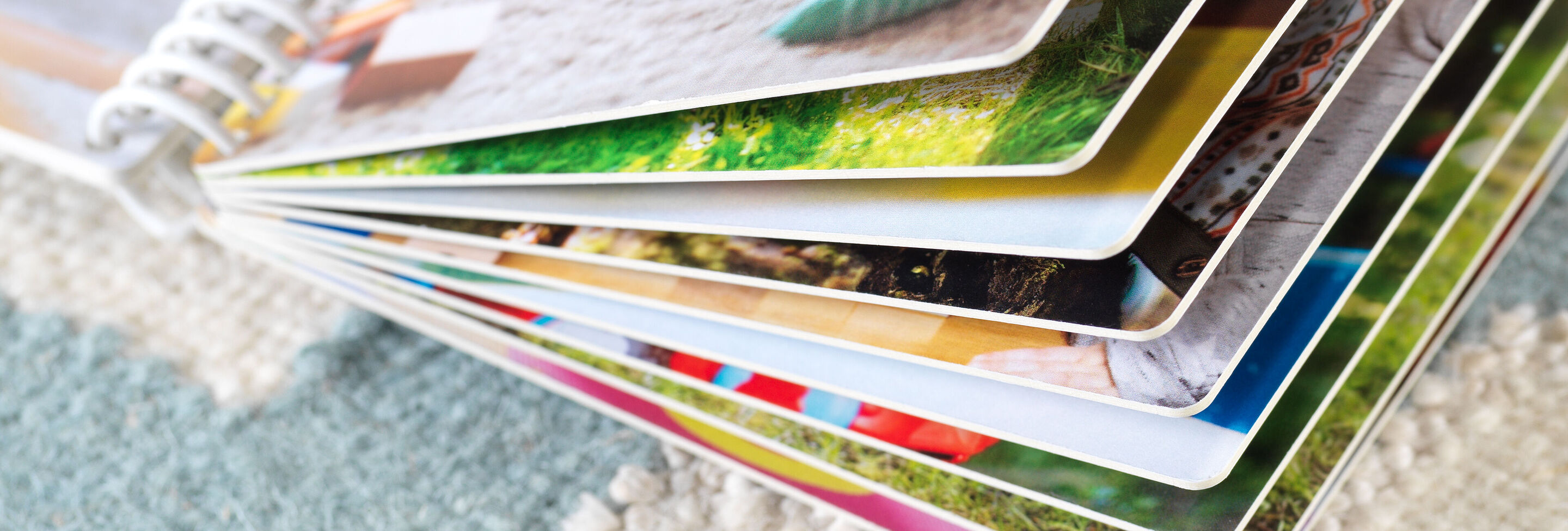 Détail d'un CEWE Photo Book ouvert avec des pages colorées et des images.