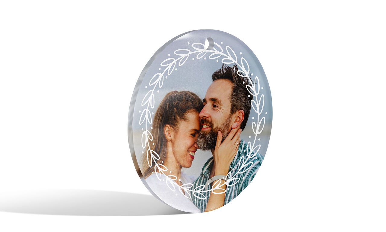 Étiquette déco en plexi personnalisée avec une photo de couple sur fond blanc