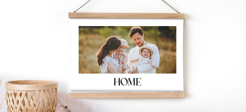 Une famille pose devant un beau paysage, l'image avec un cadre élégant montre le mot "HOME".