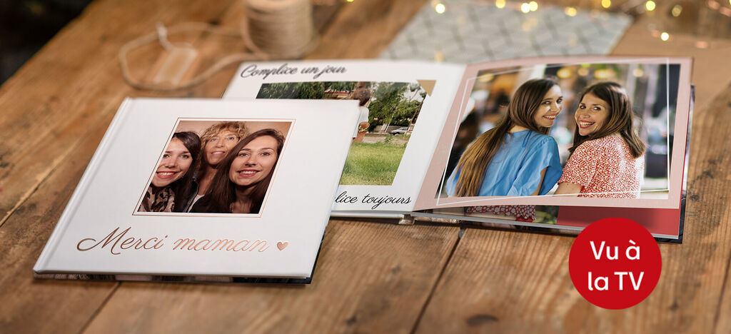 Deux albums photo ouverts sur une table en bois, beau design avec souvenirs personnels.