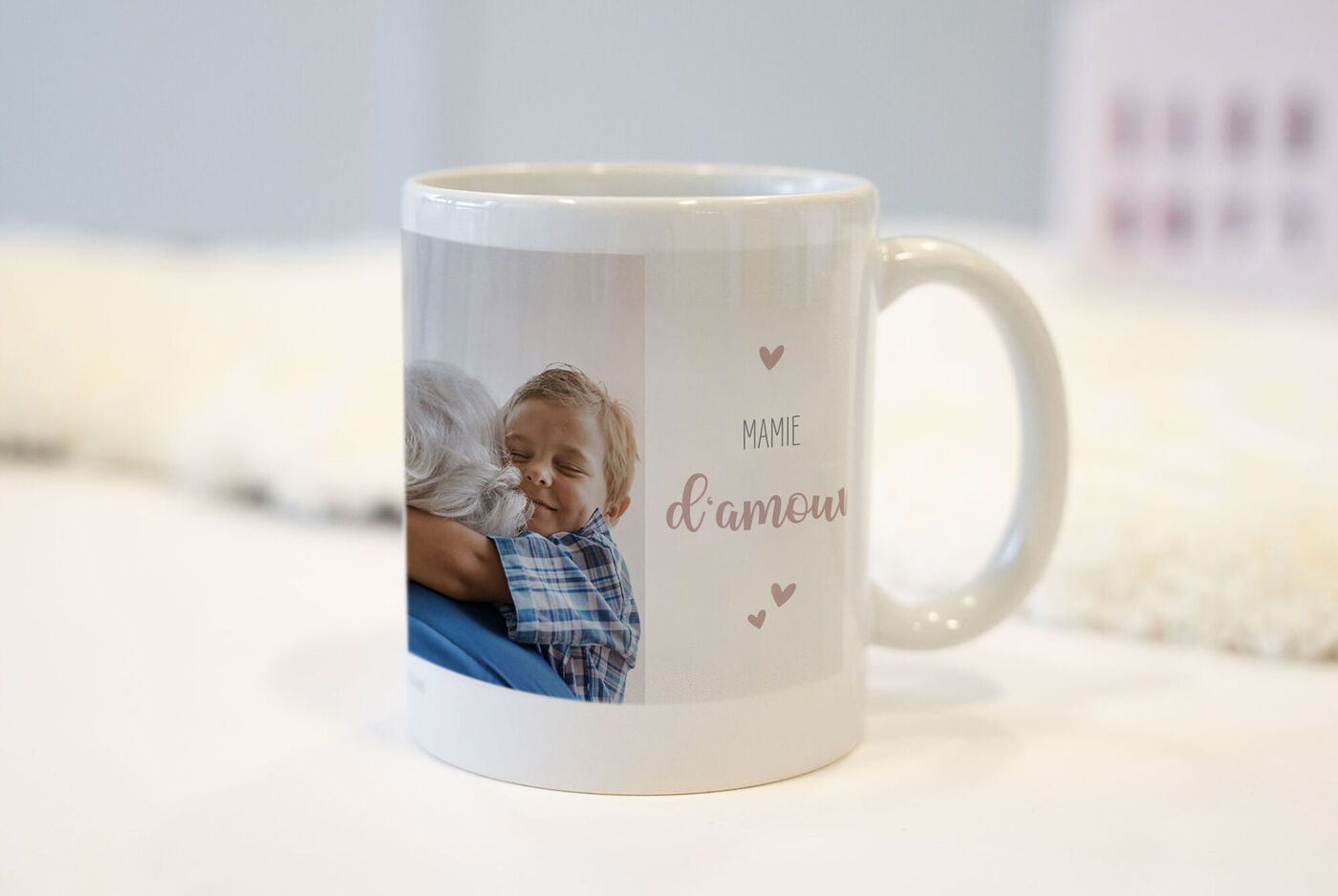 Tasse avec photo touchante d’une grand-mère et son petit-fils. Texte : Mamie d’amour.