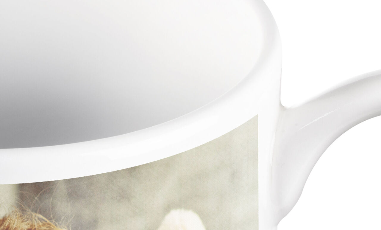 Zoom sur le bord d'une tasse en porcelaine personnalisée