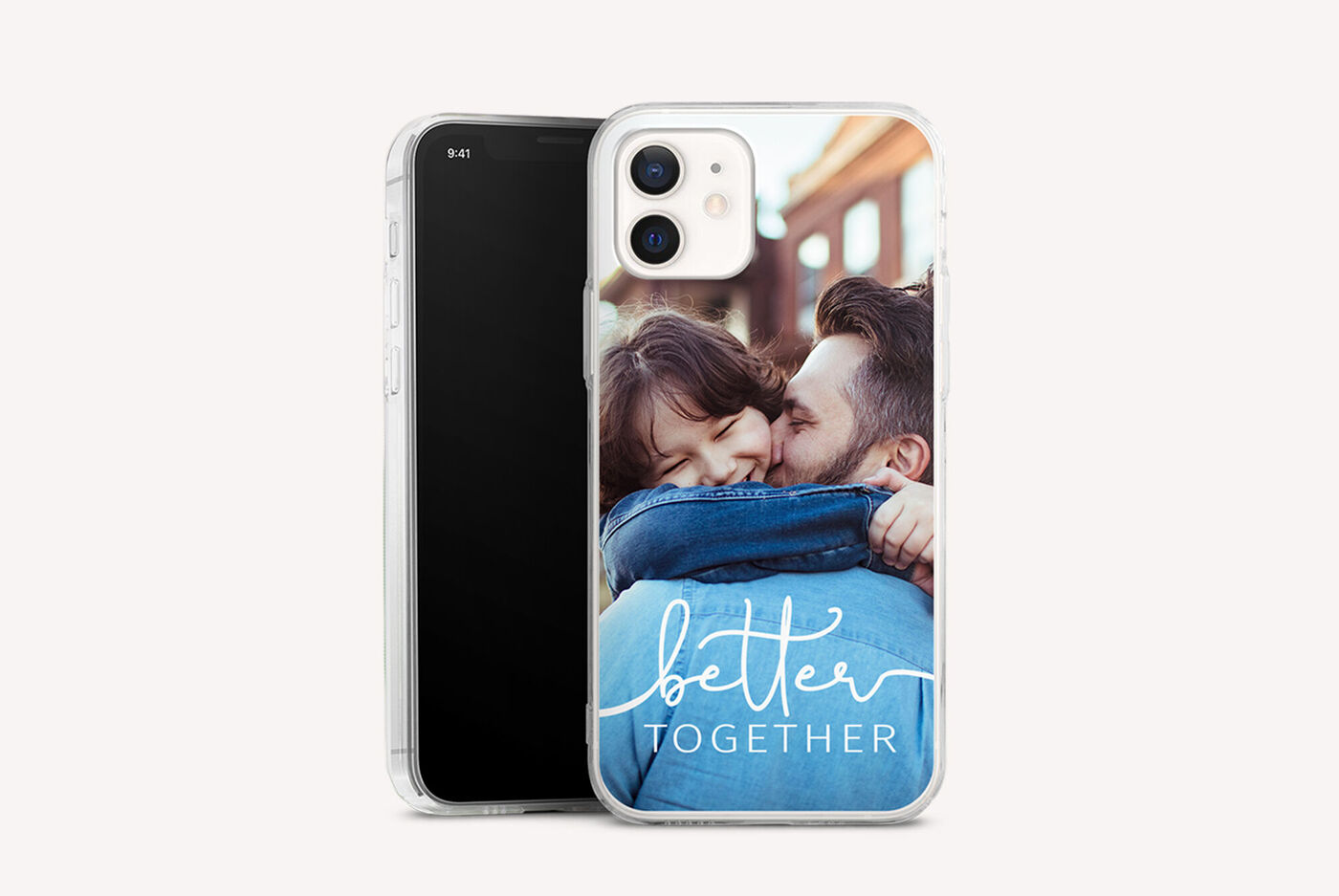 Un smartphone et une coque représentant deux personnes s'embrassant avec le texte 'meilleur ensemble'.