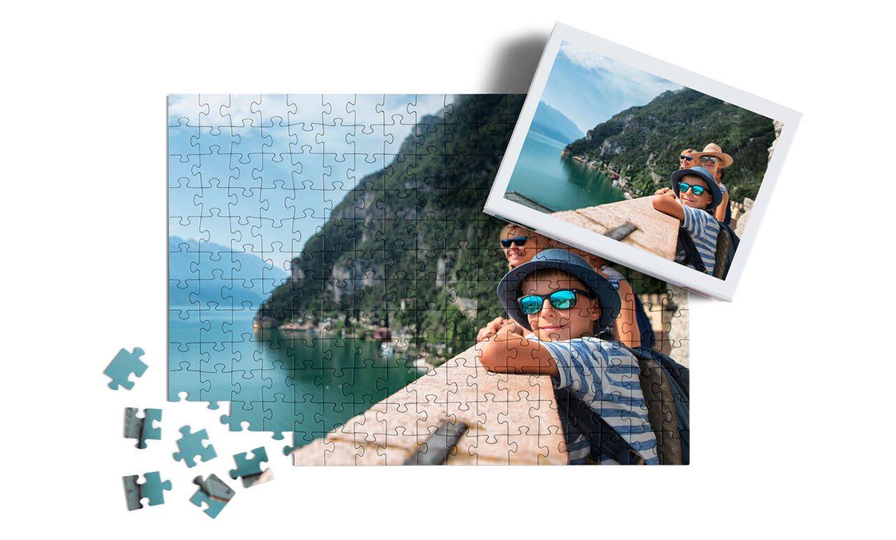 Puzzle personnalisé d’un lac de montagne avec sa boîte et des pièces éparses