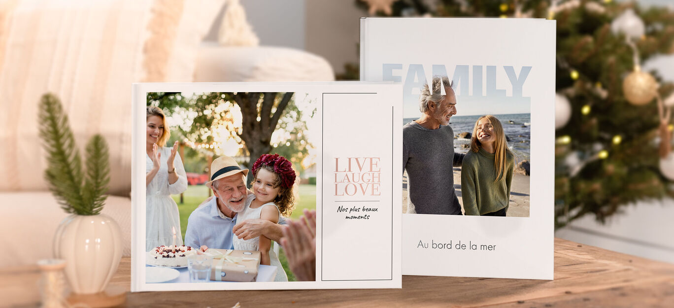 Une famille célèbre un moment spécial avec un album photo au premier plan.