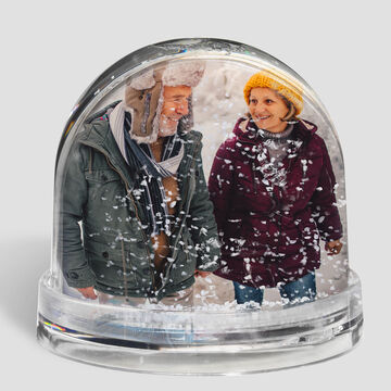 Boule à neige personnalisée avec la photo d'un couple en hiver