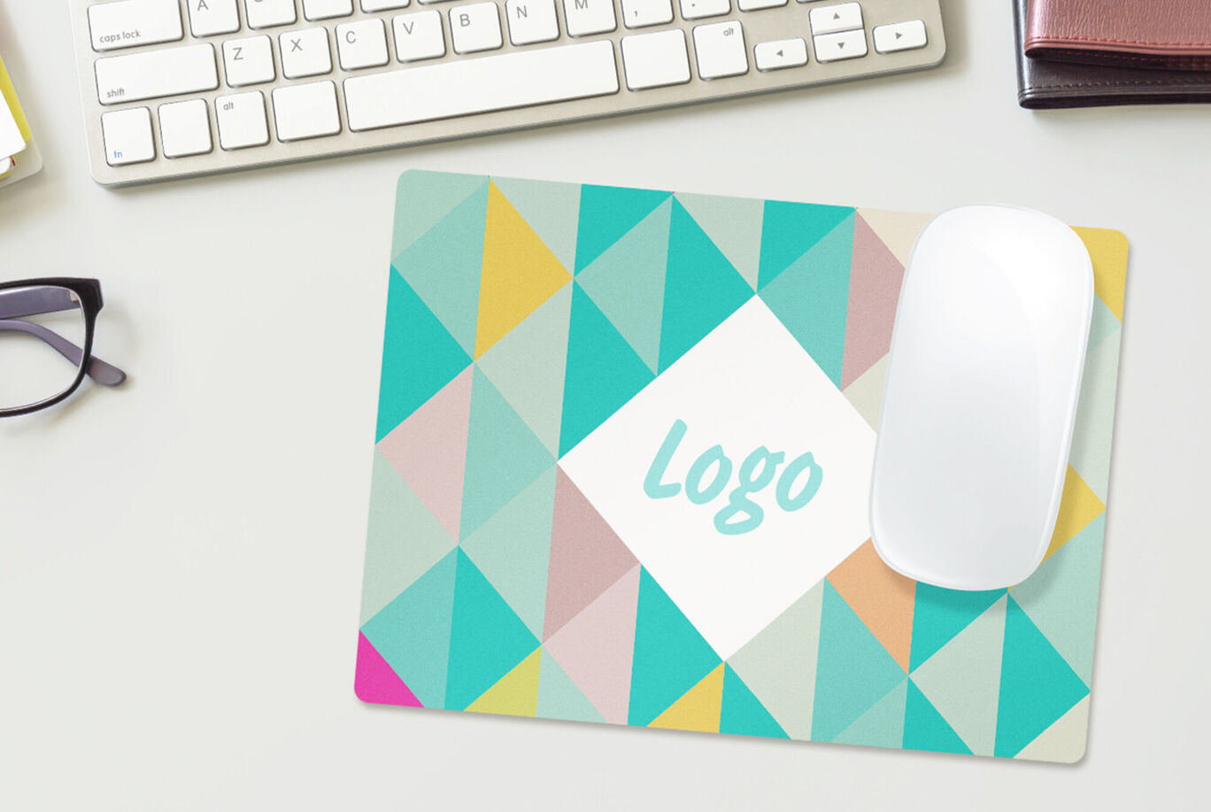 Tapis de bureau coloré avec des motifs géométriques et logo