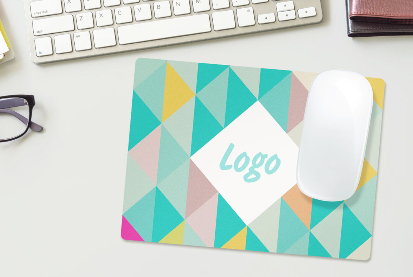 Tapis de bureau coloré avec des motifs géométriques et logo