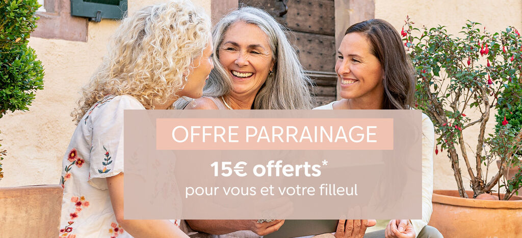 Trois femmes assises sur une marche profitent d'une conversation détendue. Elles rayonnent de joie et partagent des moments spéciaux.