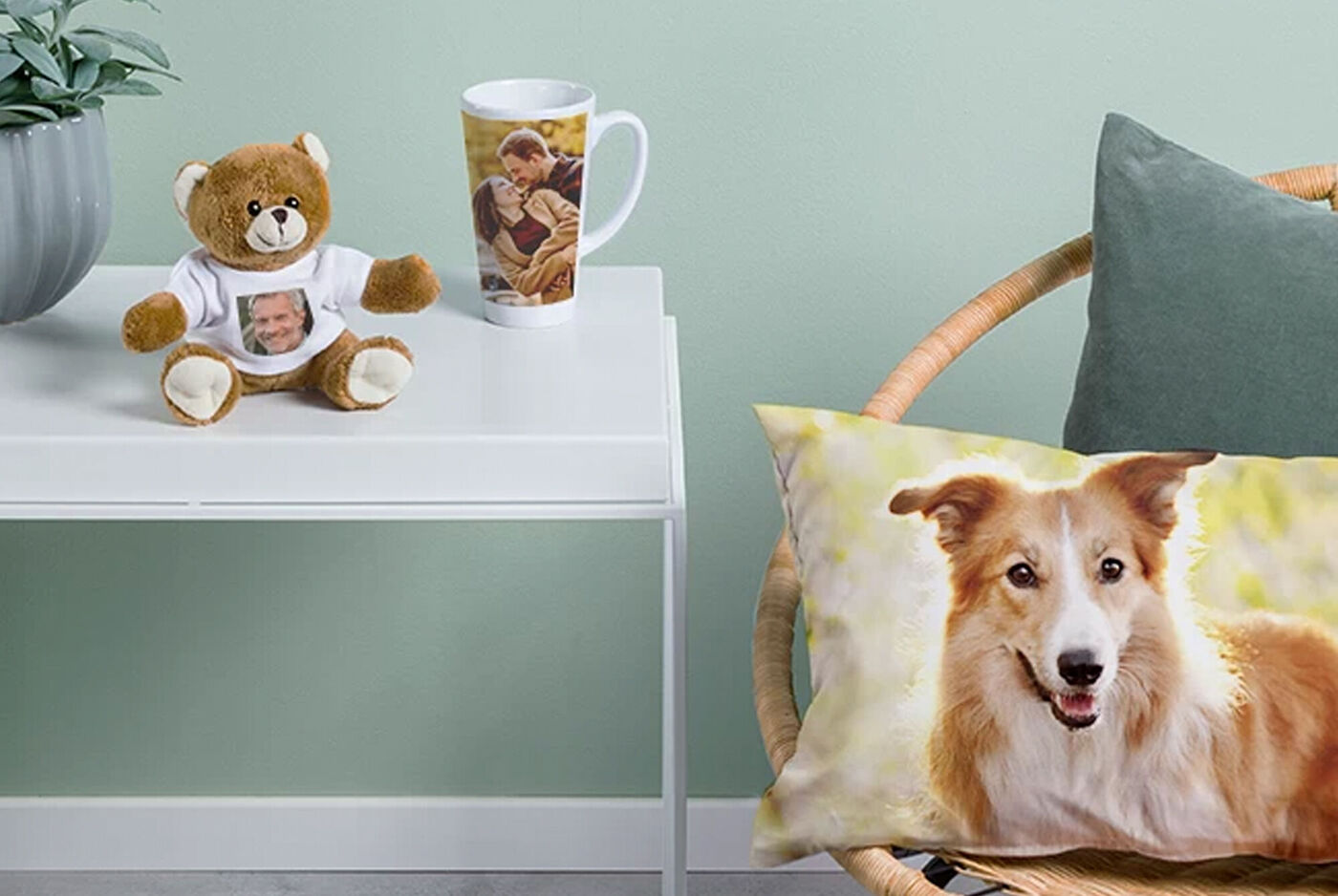 Une pièce décorative avec un coussin d'image de chien et une tasse photo.