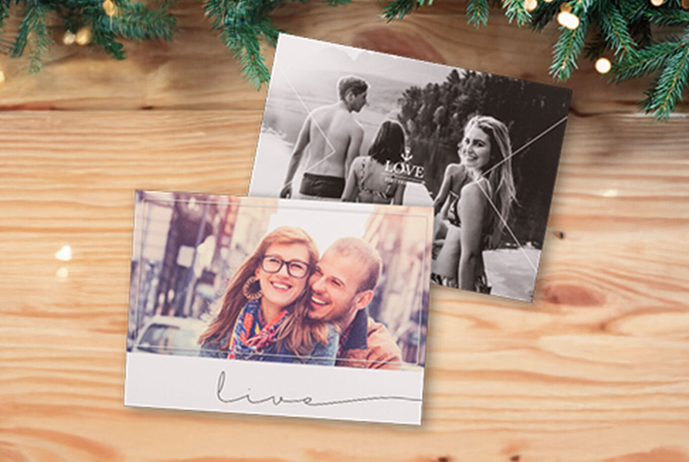 Deux cartes photo romantiques avec le mot 'LOVE' et une décoration de Noël festive en arrière-plan.