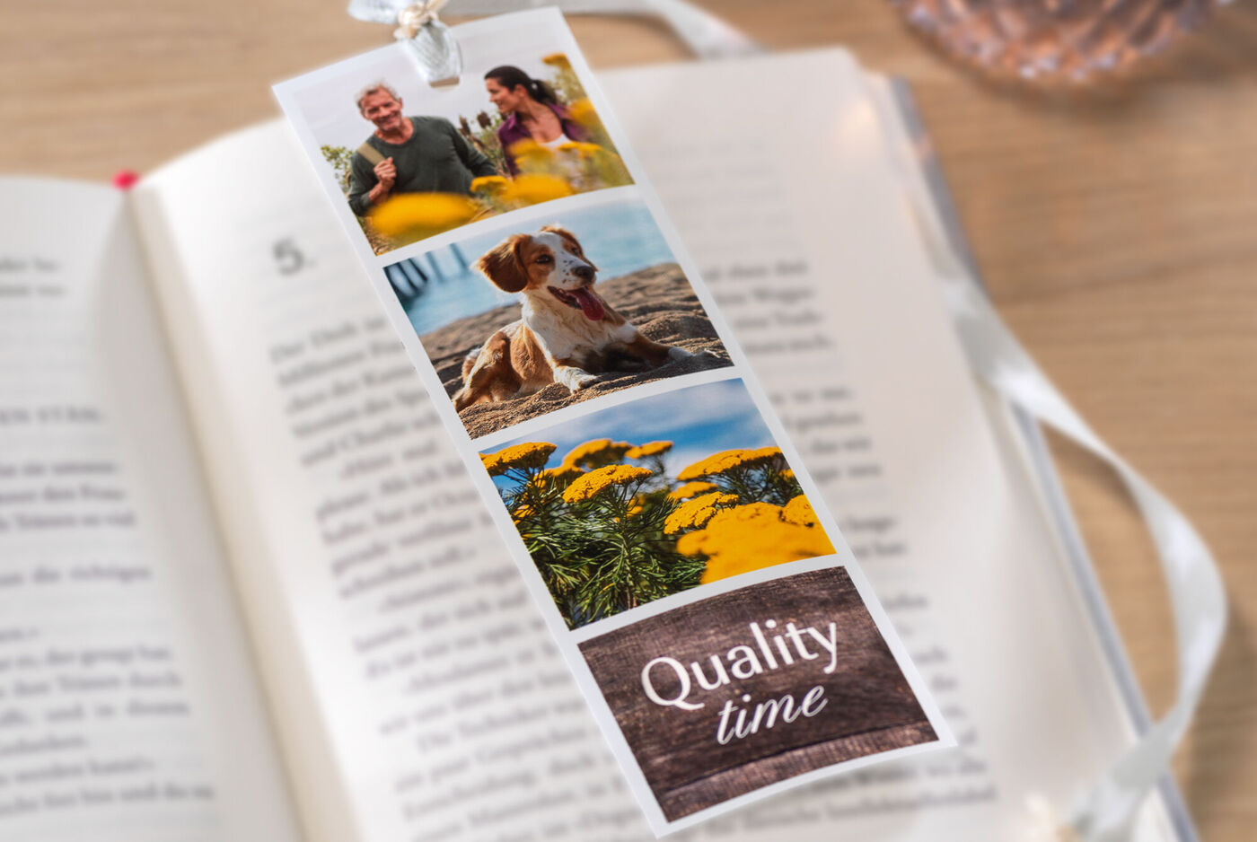Un marque-page conçu avec des photos de moments heureux : un couple dans un champ de fleurs, un chien à la plage et un paysage floral ensoleillé, étiqueté "Quality time".