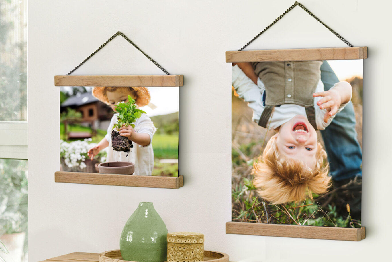 Deux images dans des cadres en bois accrochées au mur. À gauche, un enfant arrose des plantes, à droite, un enfant joue avec un objet en bois.