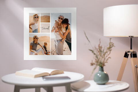 Poster pêle-mêle carré avec des photos de famille en vacances accroché au mur