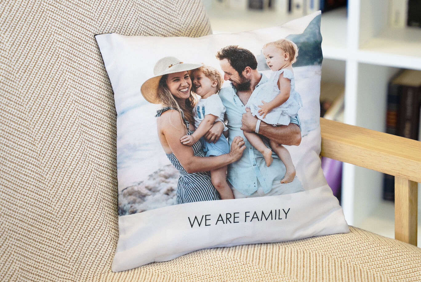 Une famille aimante pose sur un coussin. Ils profitent d'un moment ensemble à la plage, s'enlaçant tendrement.