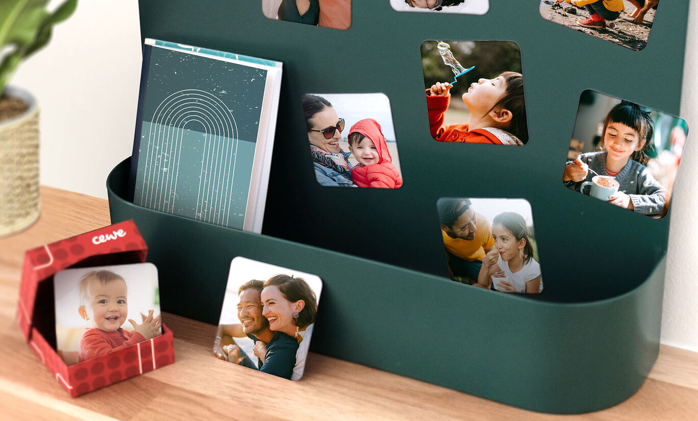 Plusieurs magnets carrés personnalisés aimantés sur un support métallique