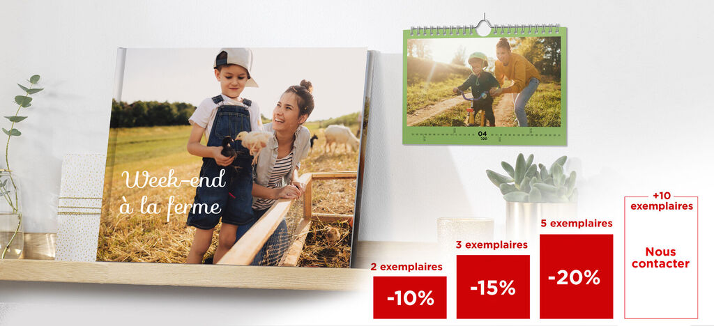 Un album photo joyeux et un calendrier sur une étagère en bois, avec un motif rural.