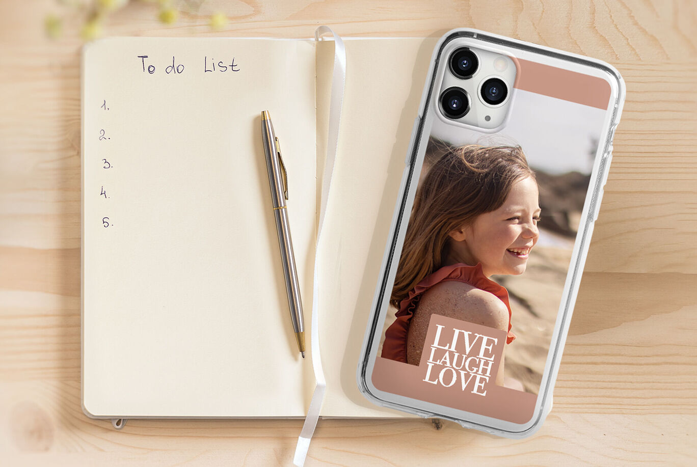 Téléphone avec une coque personnalisée sur une page de carnet ouverte.