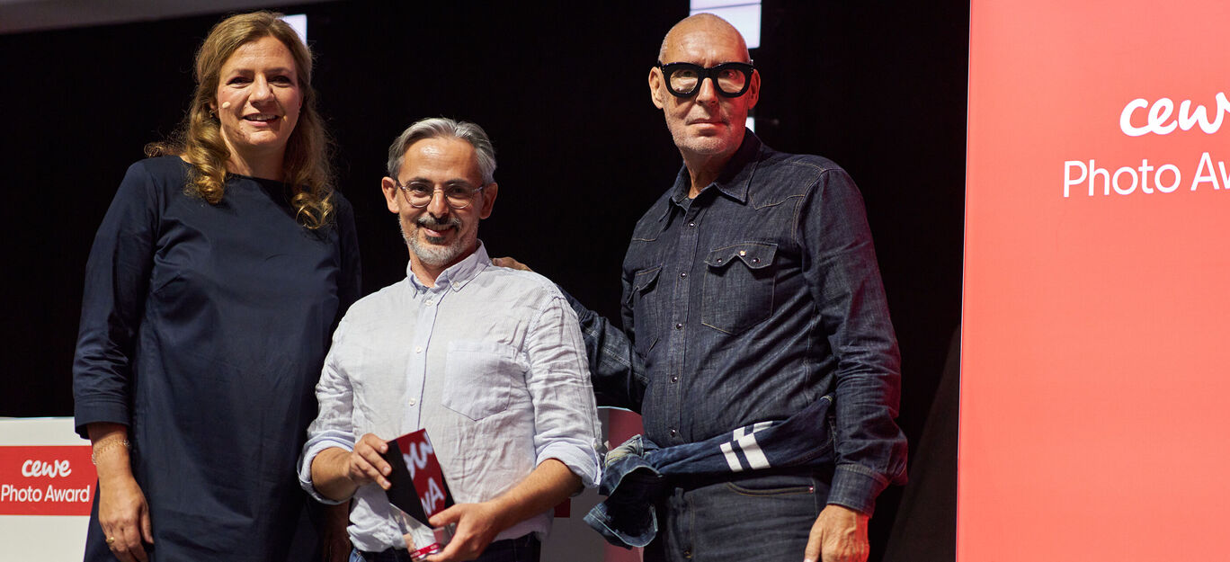 Un gagnant heureux au CEWE Photo Award avec une récompense.