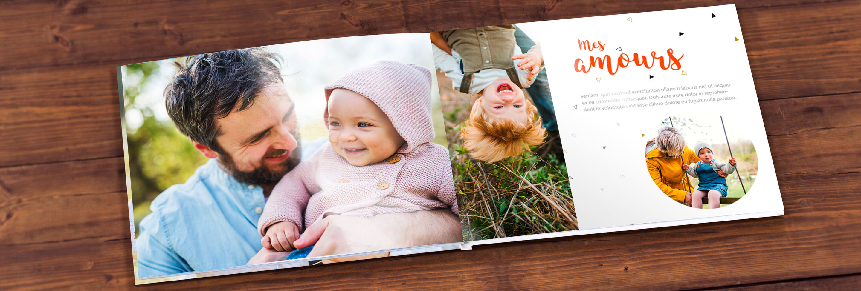 Un album photo ouvert sur une surface en bois montre des moments affectueux de parents avec leurs enfants à l'extérieur. Des pages colorées sont créativement conçues.