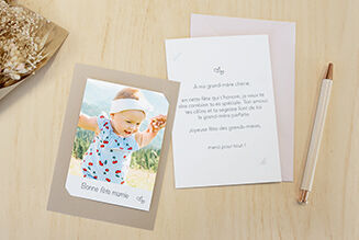 Une carte de vœux affectueusement conçue avec une photo d'une petite fille en robe colorée. La carte a un beau message et une palette de couleurs harmonieuse.