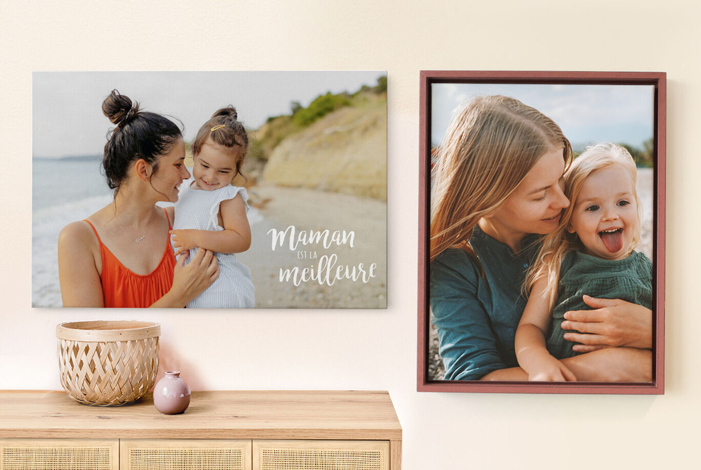 Une mère tenant son enfant à la plage. L'image dit "Maman Meilleure".
