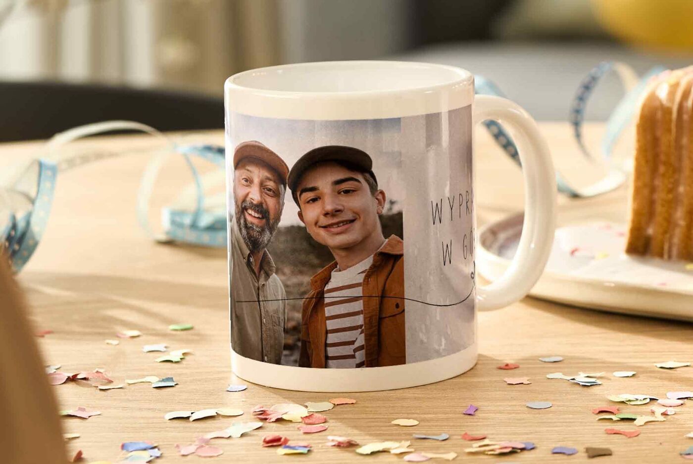 Mug personnalisé avec portrait imprimé, posé sur une table décorée de confettis