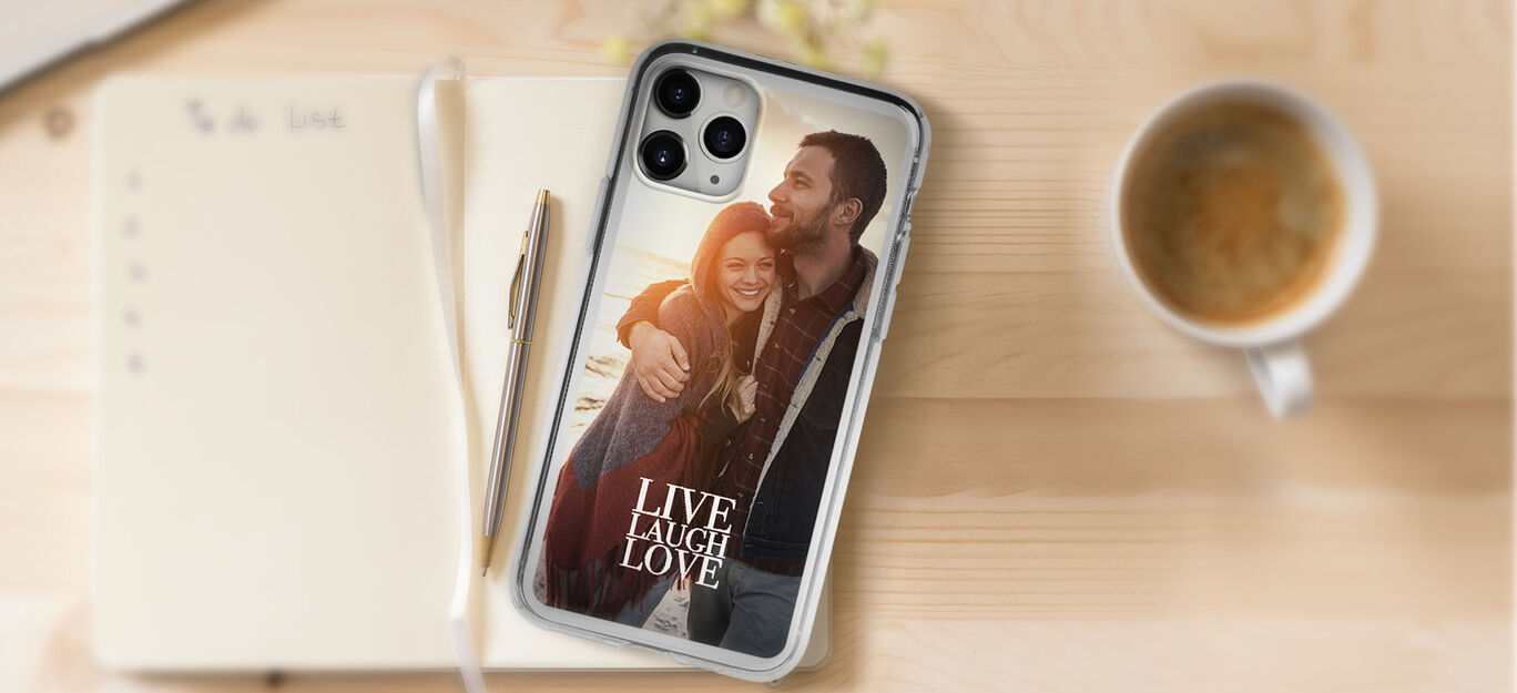 Coque de téléphone avec une photo romantique et le texte 'LIVE LAUGH LOVE'