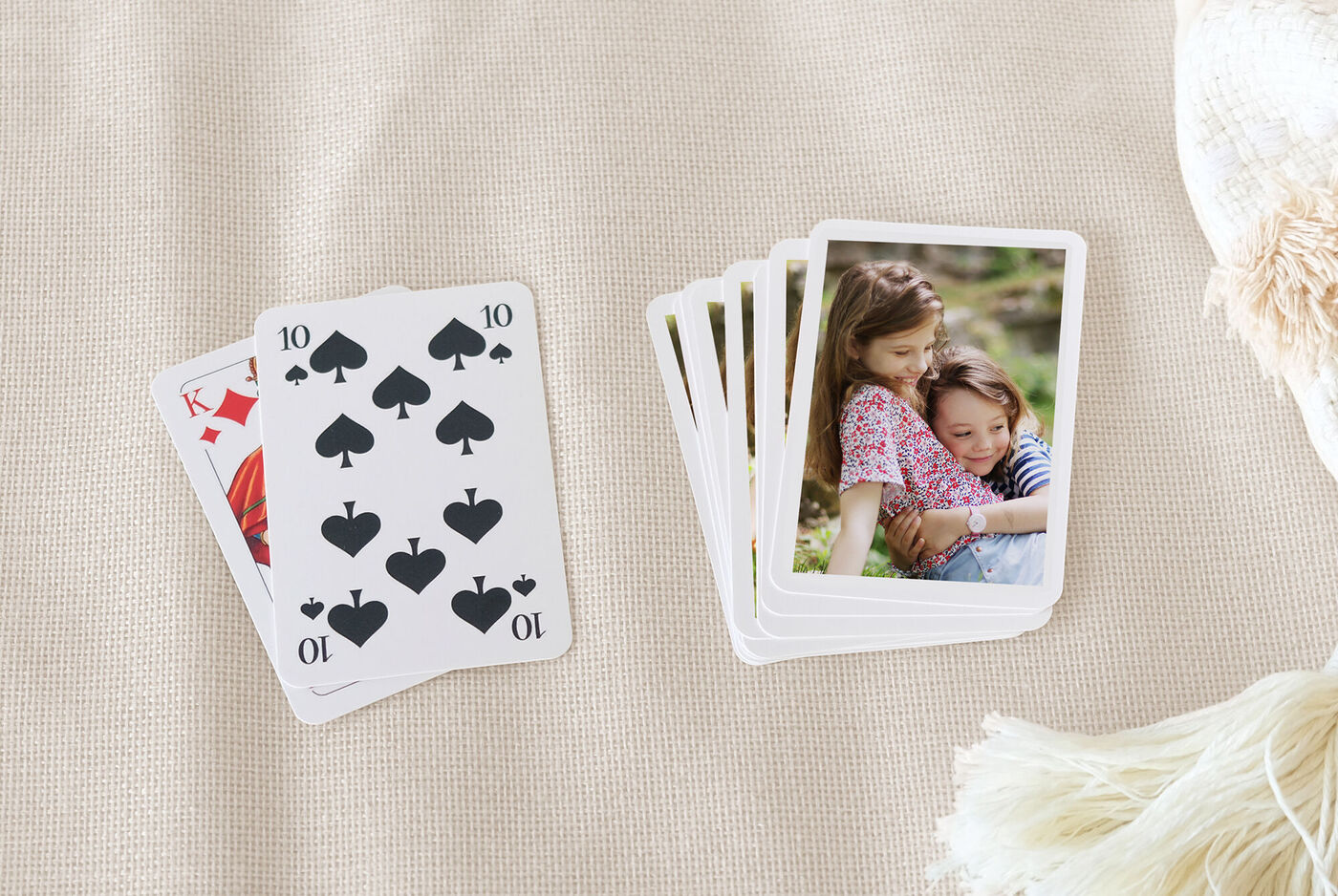 Un jeu de cartes avec des cœurs et des piques et des photos personnelles.