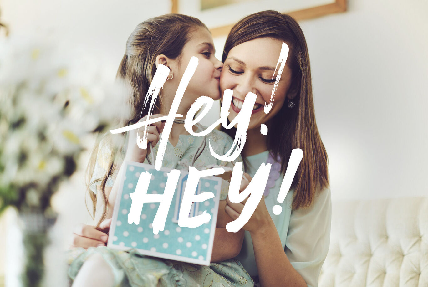 Deux amies partagent un moment joyeux en souriant. L'une tient un cadeau créatif à pois.