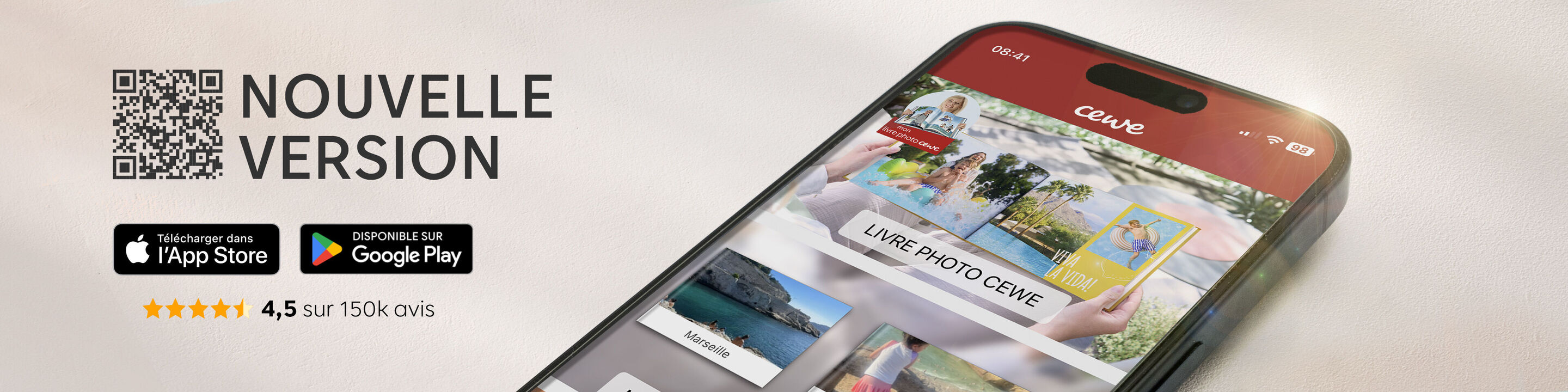 Smartphone montrant l'application CEWE Photo avec divers produits photo.